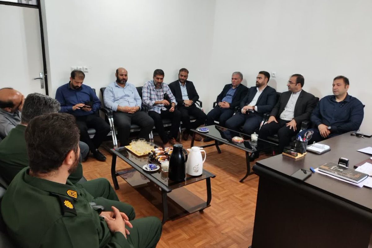 بررسی نظام مسائل و برنامه‌های هفته دفاع مقدس در مجمع بسیجیان ناحیه امام علی(ع) اهواز