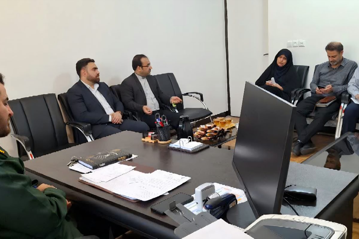 بررسی و پیگیری  معضلات بهداشتی مناطق کم‌برخوردار شرق اهواز در نشست مجمع بسیجیان  و مرکز بهداشت
